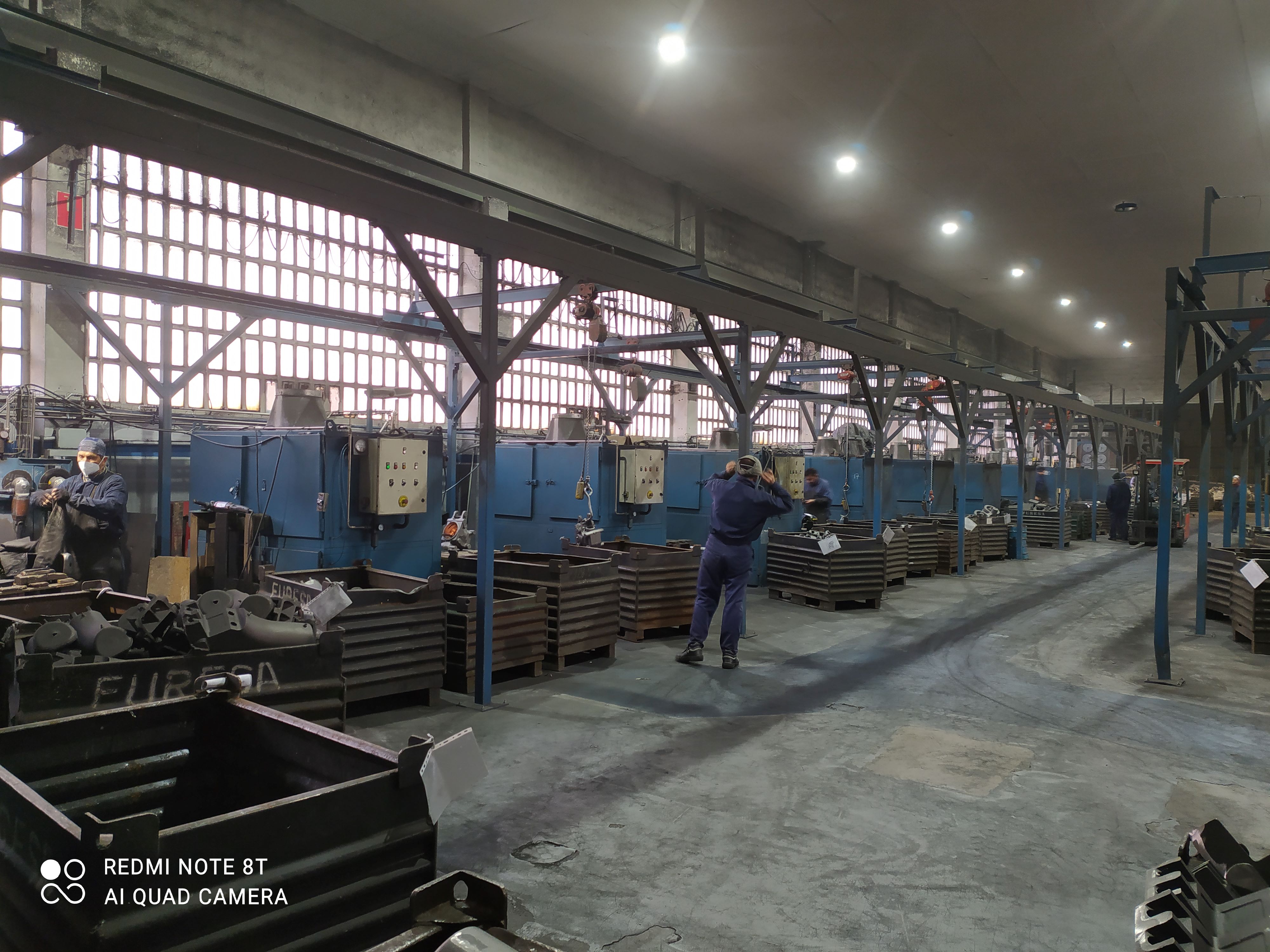 Puestos de rebabado REYDE - Operarios trabajando